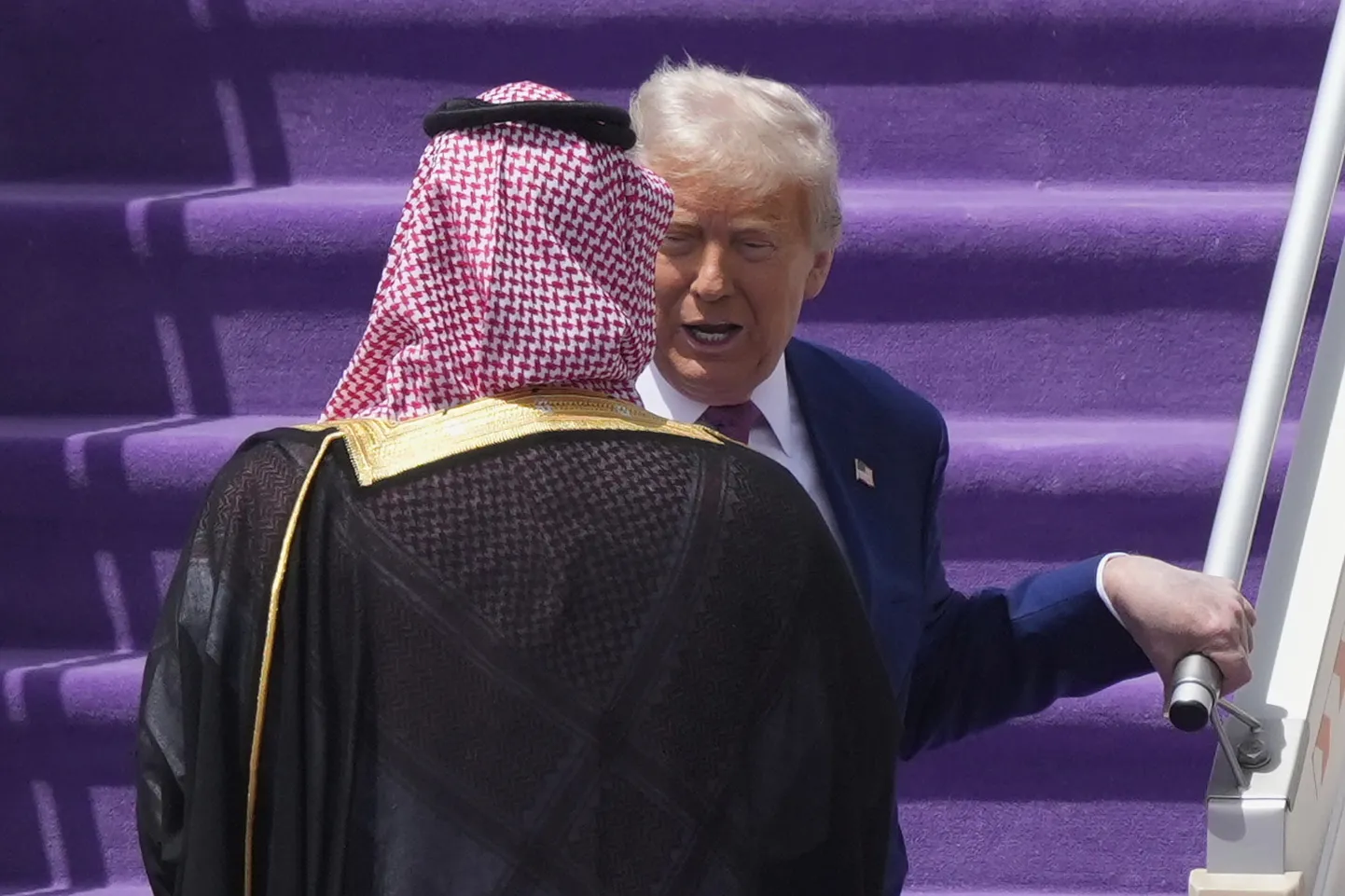 President Donald Trump vestlemas lennuväljal Saudi kroonprintsi Mohammed bin Salmaniga.