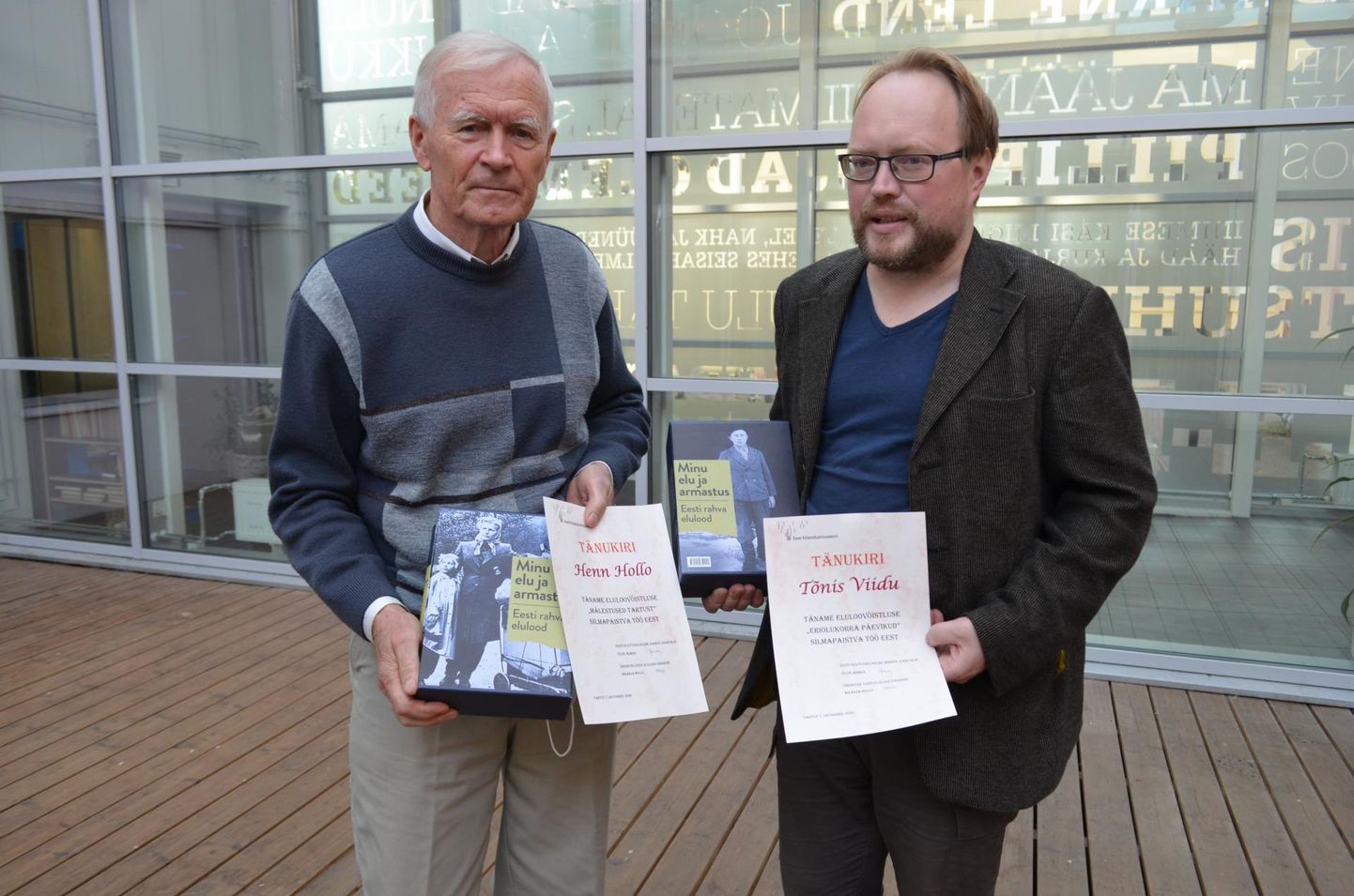 Henn Hollo (vasakul) teenis kirjandusmuuseumi auhinna oma tudengiaegse Tartu elu mitmetahulise kirjeldamise eest ja Tõnis Viidu eriolukorra päeviku eest.