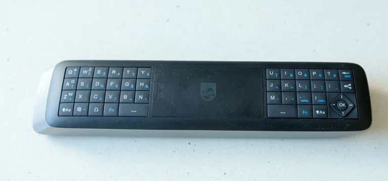 Tavapuldi tagumisel küljel on tavapärane QWERTY-asetusega klaviatuur