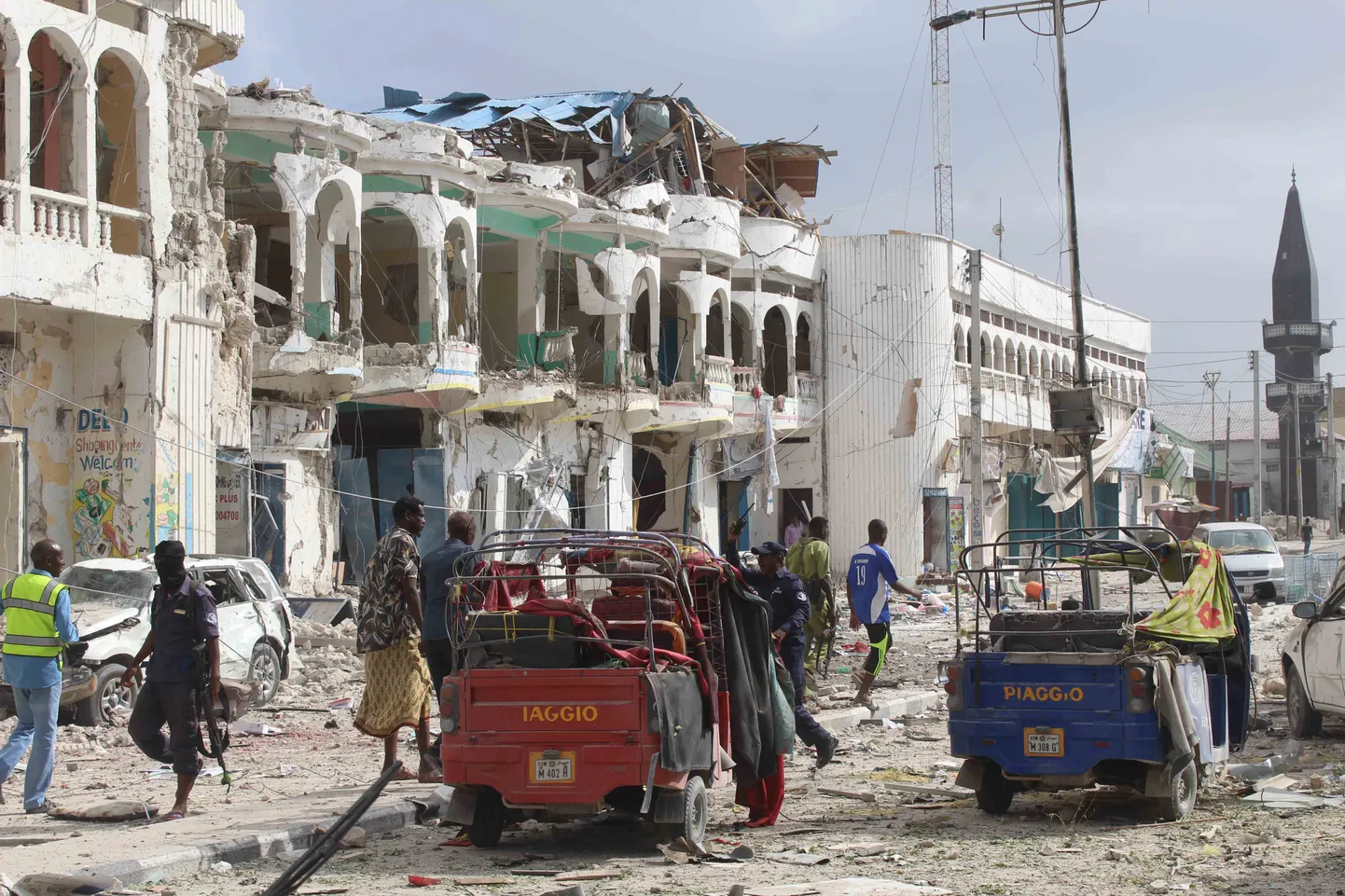 Somaalia pealinnas Muqdishos asuva hotelli ees toimunud plahvatusest tekkinud purustused.