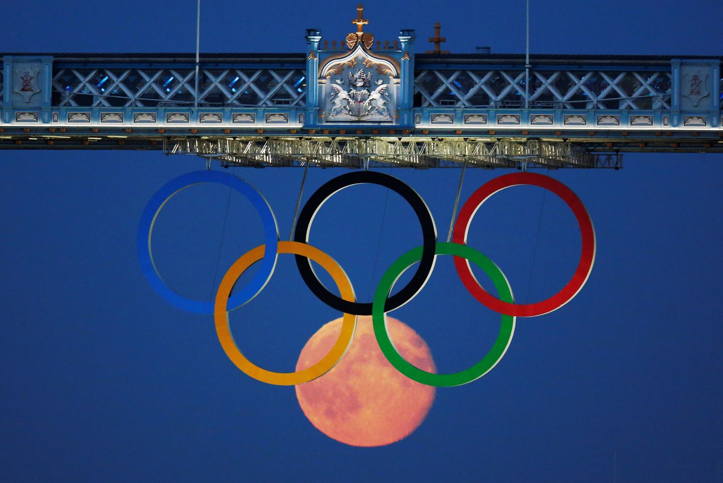 Полная луна сияет через олимпийские кольца. Лондон, август 2012.