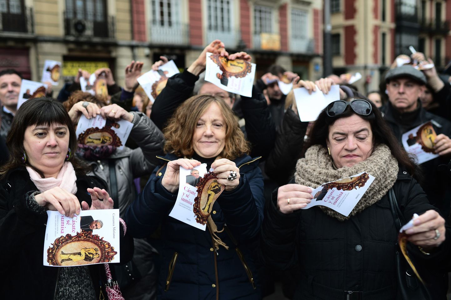Hispaanlannad protestimas nais alluma õpetava raamatu vastu