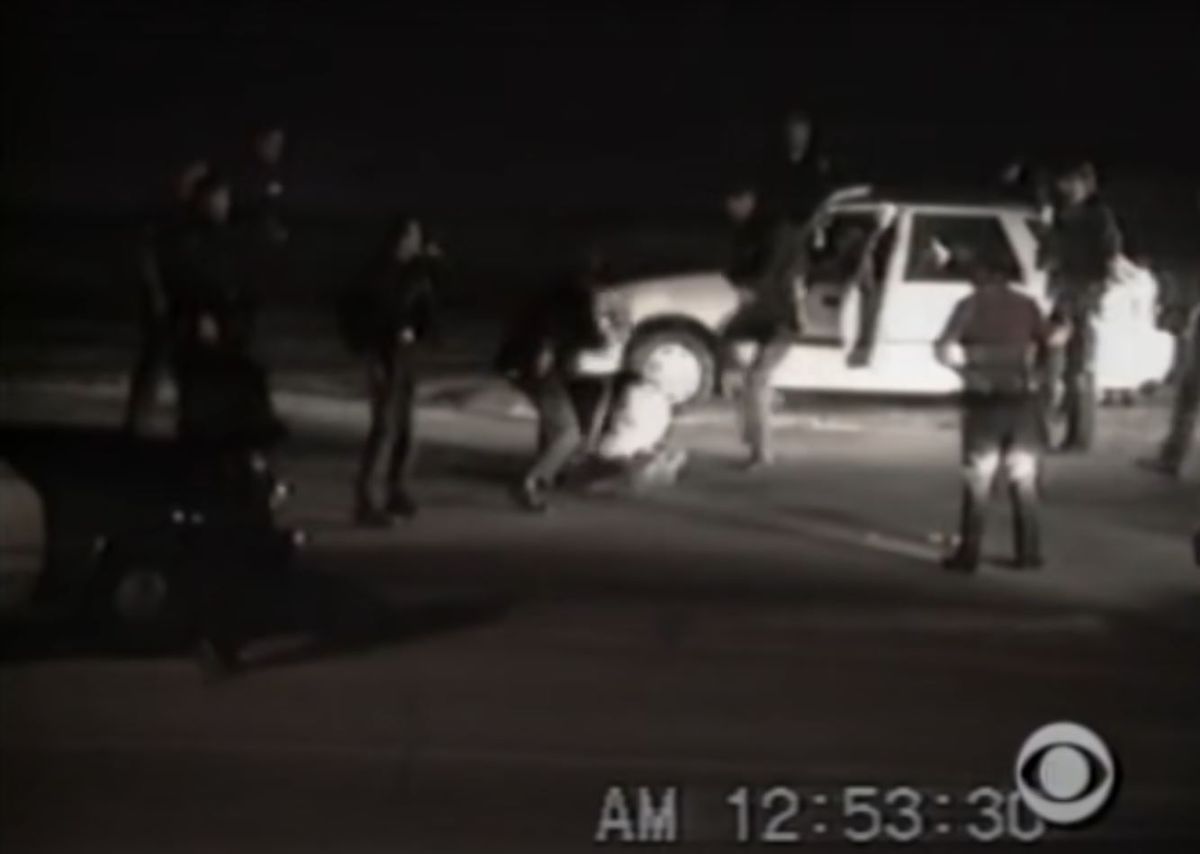 1991.aastal kaameralindile jäänud Rodney Kingi peksmine. Kui aasta hiljem otsustas kohus mitte ühtegi peksmises osalenud politseniku süüdi mõista, vallandusid Los Angeleses ulatuslikud rahutused