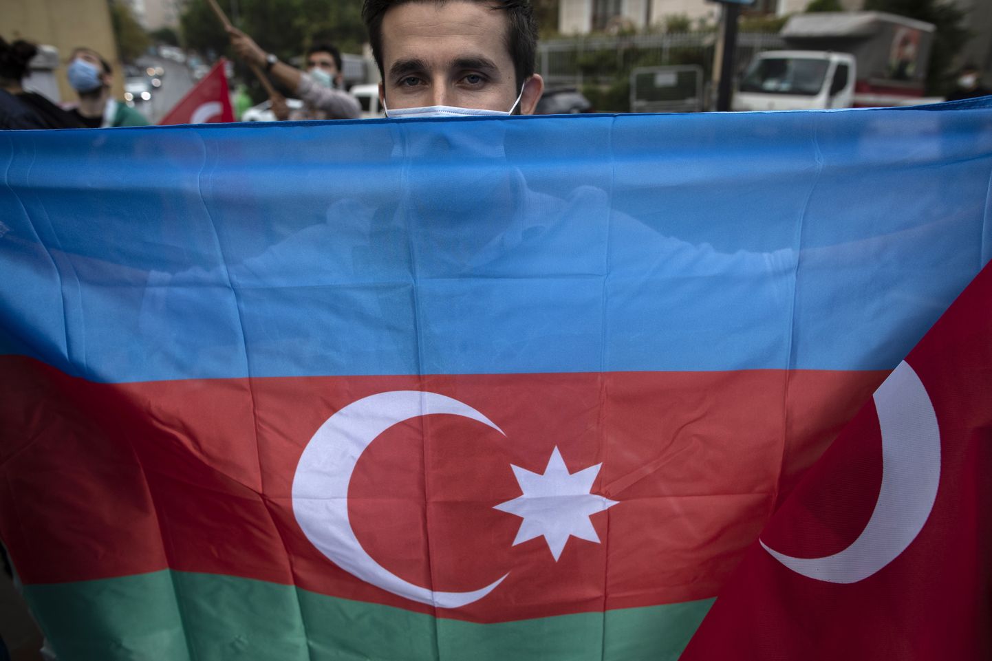 Turcijas iedzīvotājs ar Azerbaidžānas karogu piedalās demonstrācijā Azerbaidžānas atbalstam Kalnu Karabahas konfliktā