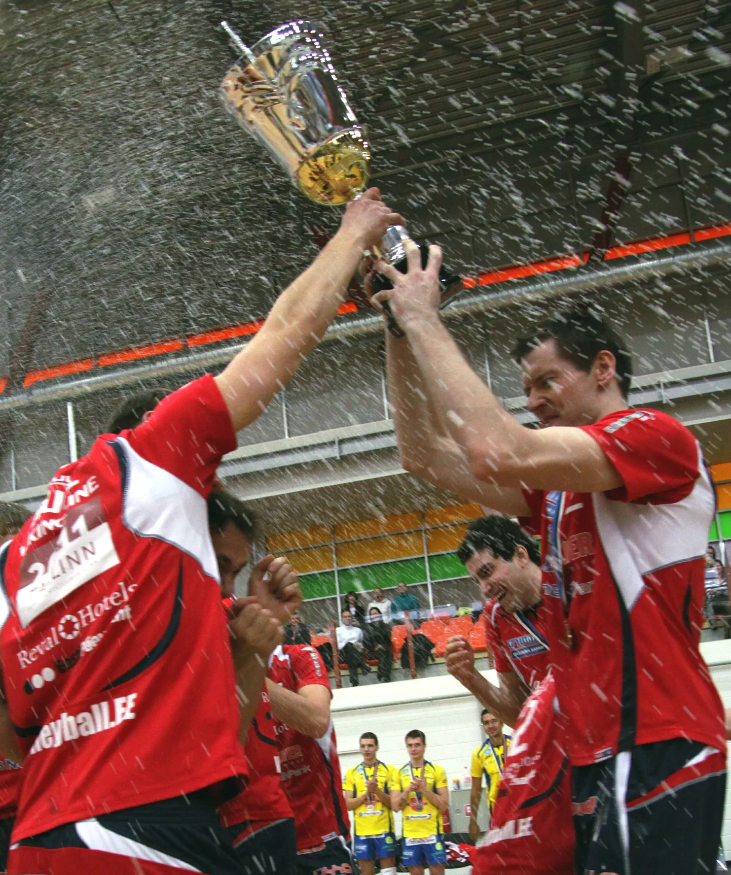 Tallinna Selveri sidemängija Deniss Petrovs kostitab šampanjaga võidukarikat hoidvaid meeskonnakaaslasi Martin Ruuli (vasakul) ja Argo Meresaart.
