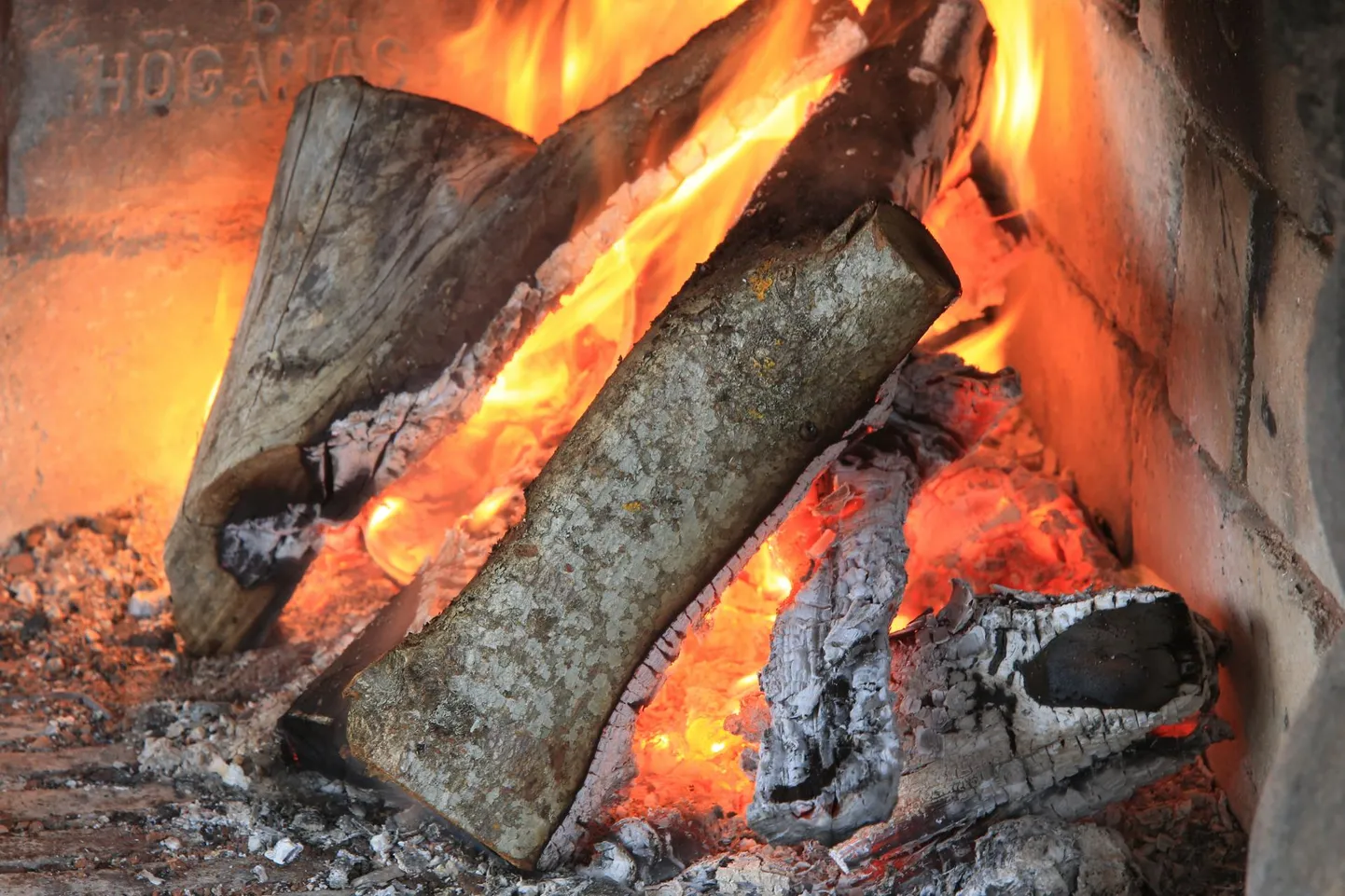 Ahi/kamin. Foto on illustreeriv.
