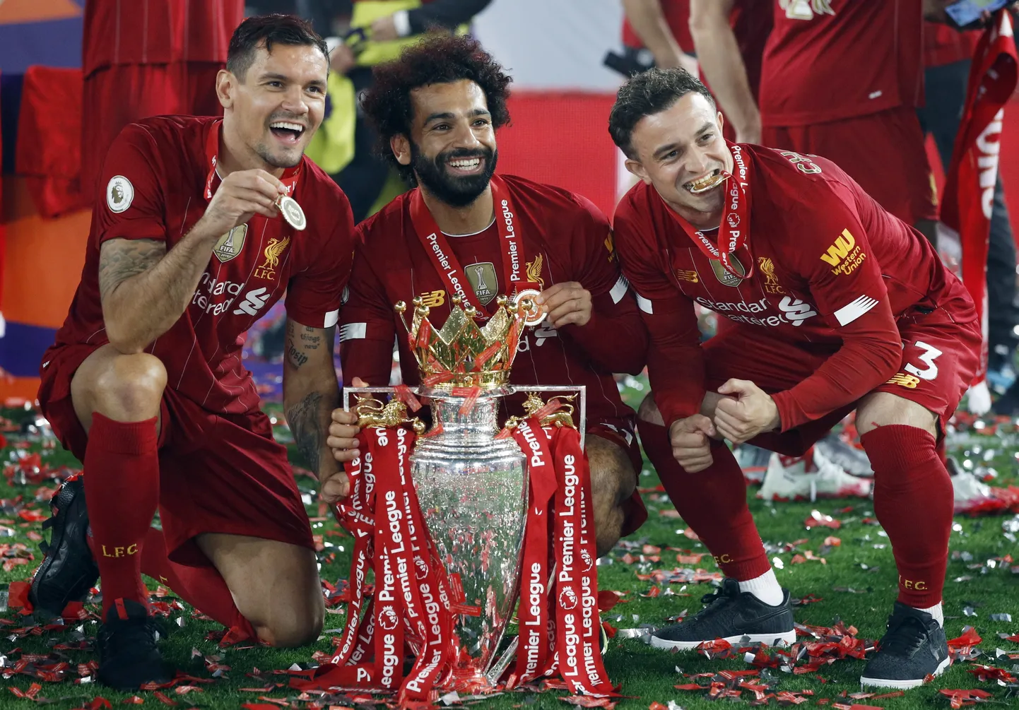 Dejan Lovren vasakul Inglismaa kõrgliiga võidukarikaga.