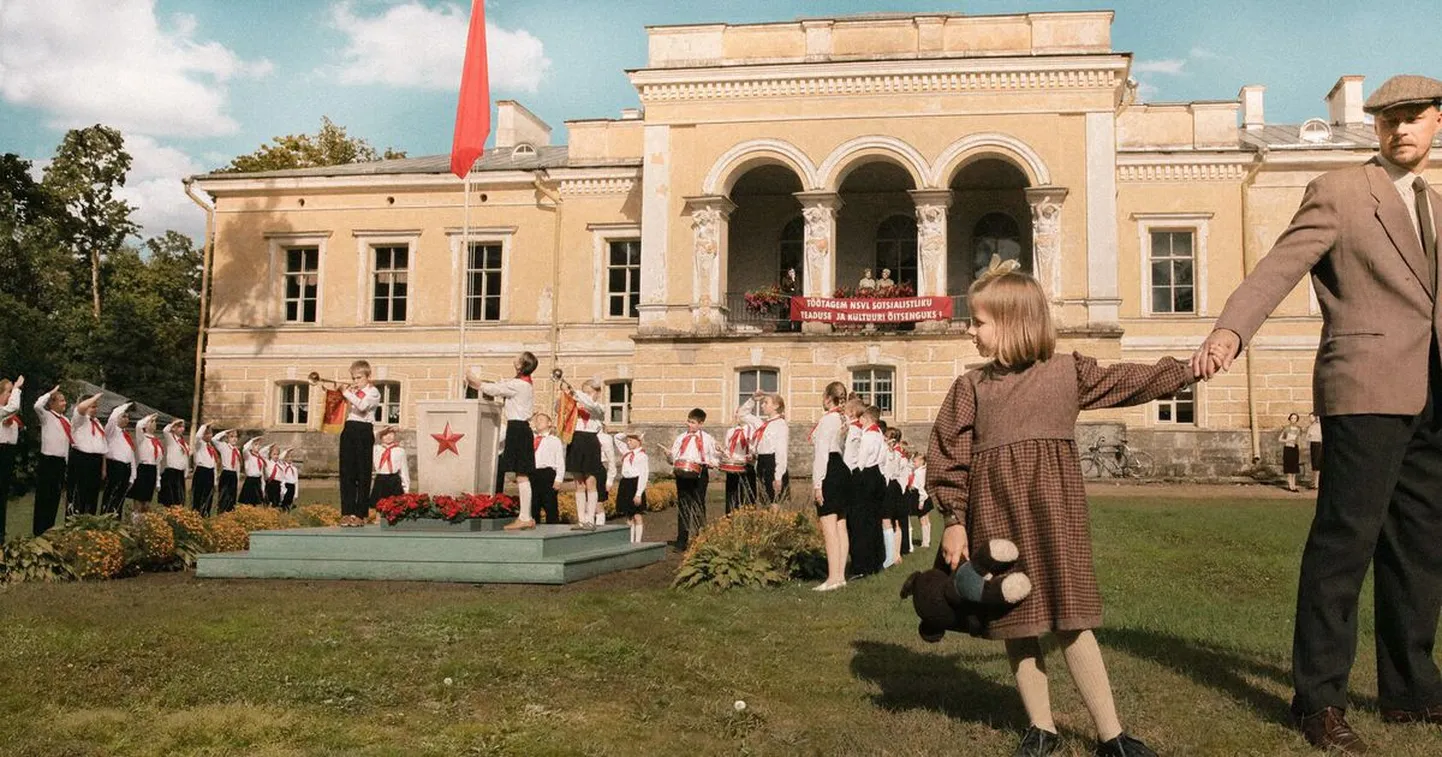 Filmi peategelane Leelo (Helena Maria Reisner) tahab kangesti pioneeriks saada.