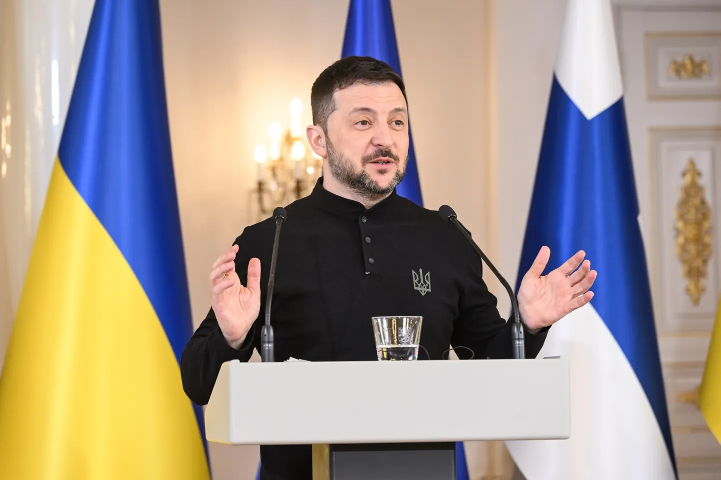 Владимир Зеленский общается с прессой 19 марта 2025 года.