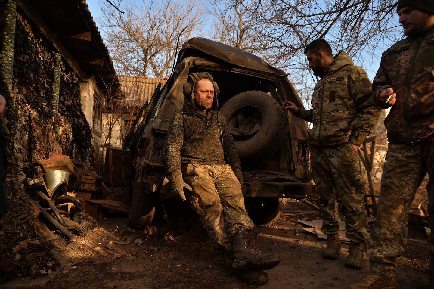 Ukraina sõdurid väljaspool Avdijivkat arutamas linnast taandumist 17. veebruaril 2024. aastal.