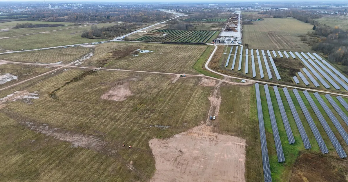 Pärast mõningast pausi algas Raadil vanal lennuväljal taas Estiko päikesepargi ehitus. Aasta tagasi valmis pargist 10 MWp (megavatt-peak) võimsusega osa ning se