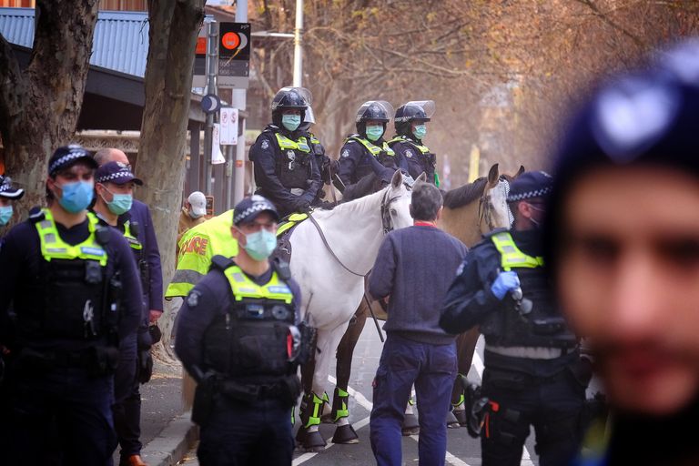 Esmaspäeva hommikul pidasid Melbourne`is korda ratsapolitseinikud.
