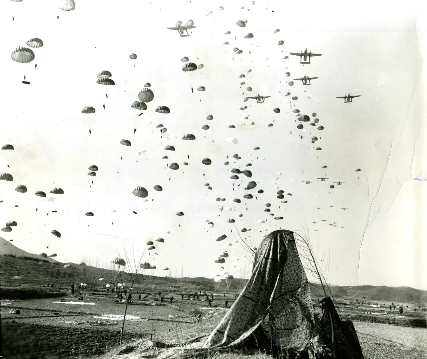 Ameerika sõdurite saabumine vaenlase tagalasse 1951. aasta märtsis Munsani piirkonnas.