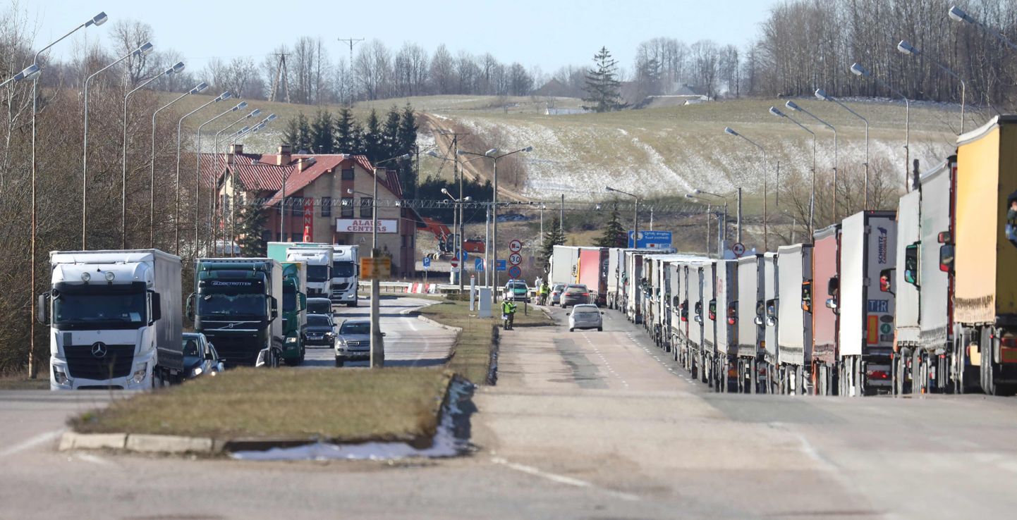 Veokid Poola ja Leedu vahelises Kalvarija–Budzisko piiriületuspunktis eile.