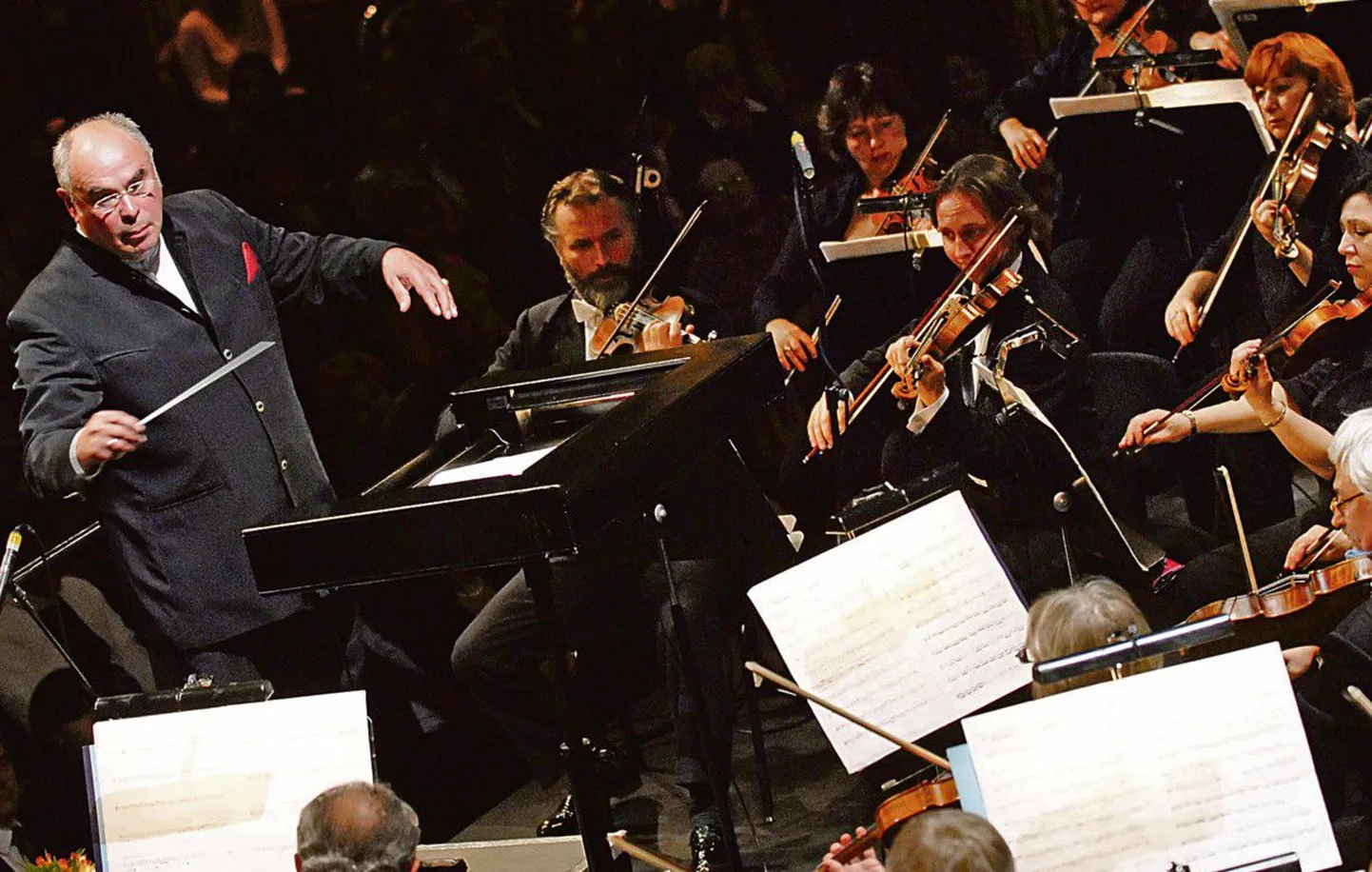 Знаменитый эстонский дирижер Эри Клас (слева) во время премьеры Симфонической фантазии голландского композитора  Хенка де Влиегера на темы из оперы Рихарда Вагнера «Мейстерзингеры» на сцене театра Новая Опера 1 октября 2006 года.