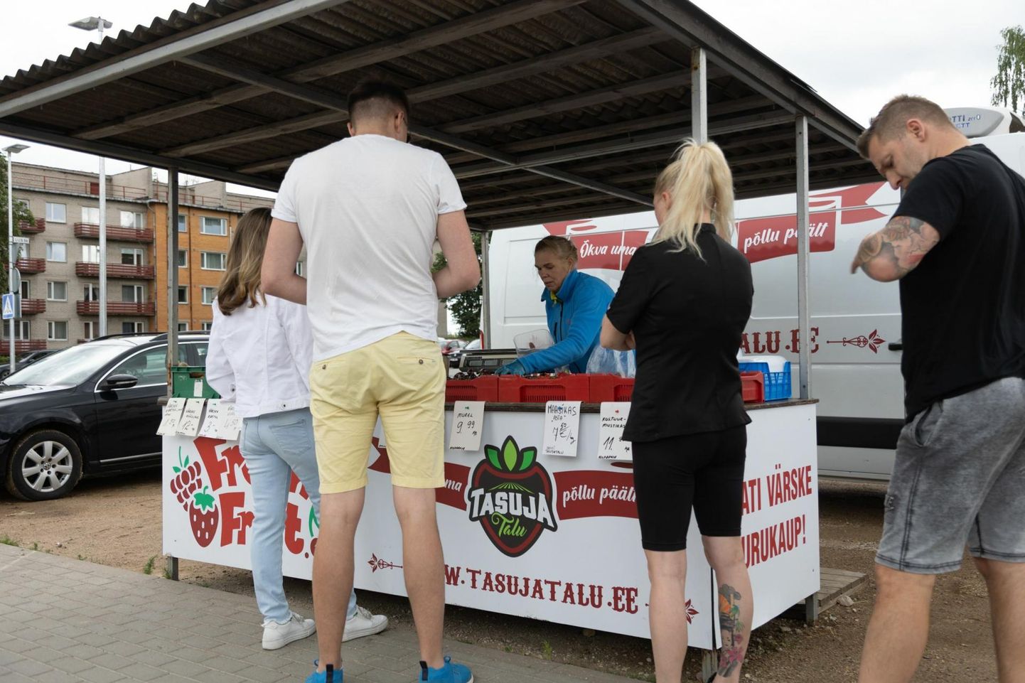 Põlva vallas asuv Tasuja talu müüb oma maasikaid lisaks Tallinna turgudele Võrus. Ostuhuvilisi teisipäeval jagus.