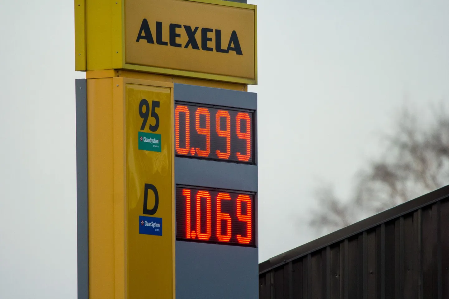 Bensiini hind langes 7.jaanuaril Valgas 0,999 eurole liitri eest. Alexela hind kell 15