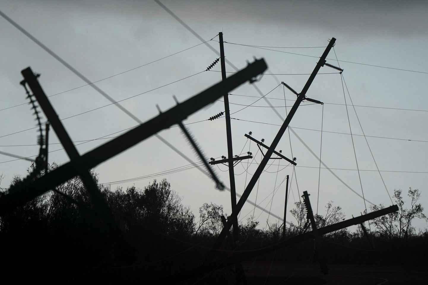 Orkaani Laura ümber tõugatud elektripostid Louisianas.