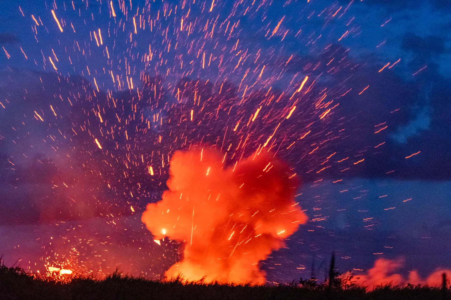 Hawaii suursaare Kilauea vulkaan tekitab maa sisse mürgist auru väljastavaid lõhesid ja paistab õhu laavat ja tuhasambaid.