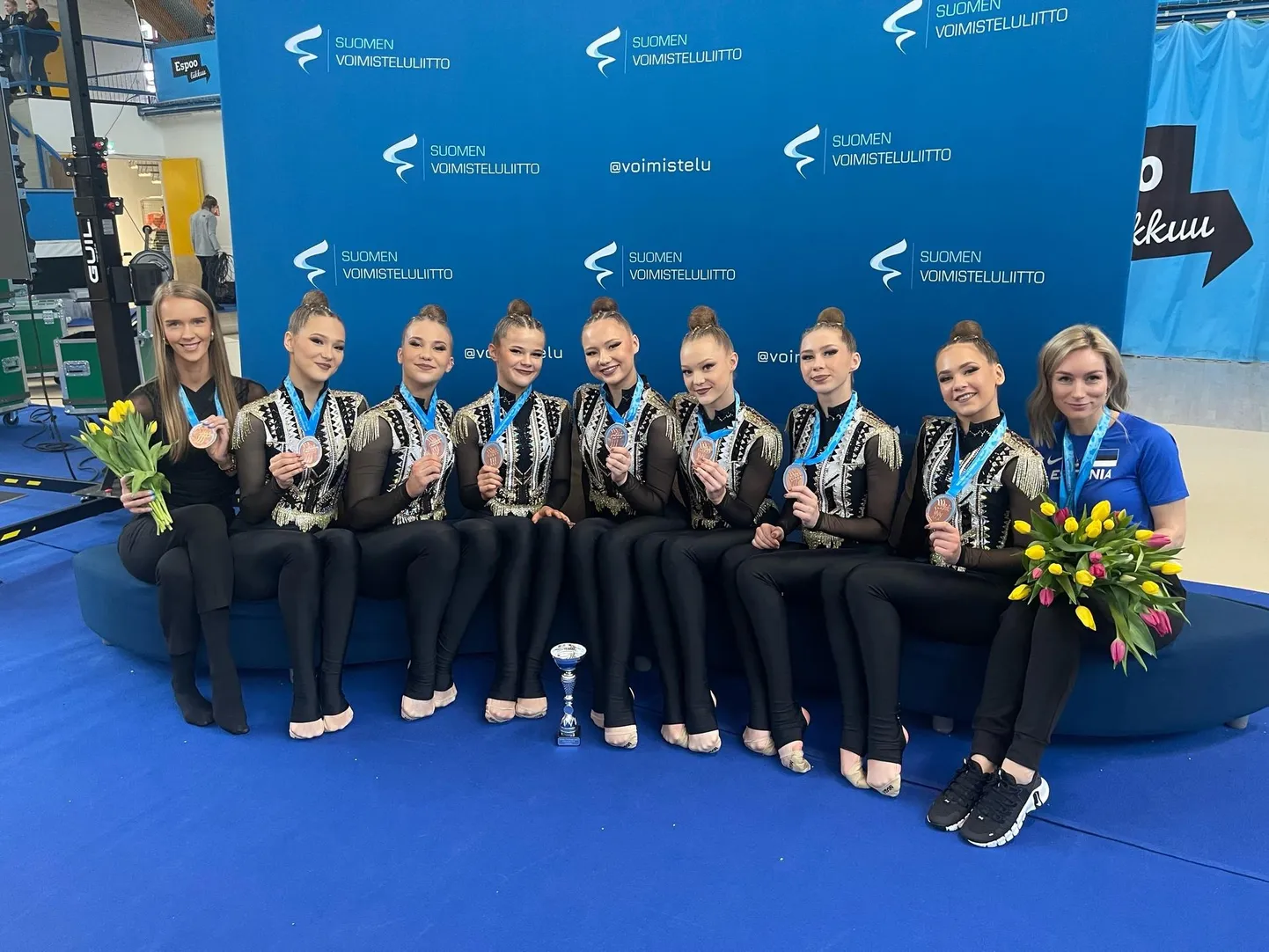 Tartu Rütmika klubi juuniorklassi rühmvõimlejate võistkond Rebasesabad teenis läinud nädalavahetusel Espoos peetud maailmakarikaetapil pronksmedali. Tükikese sellest medalist tõi Laara Jakovlev (paremalt teine) Viljandisse.