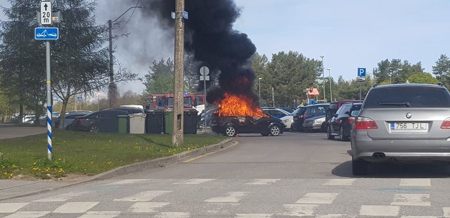 В Ласнамяэ загорелся автомобиль.