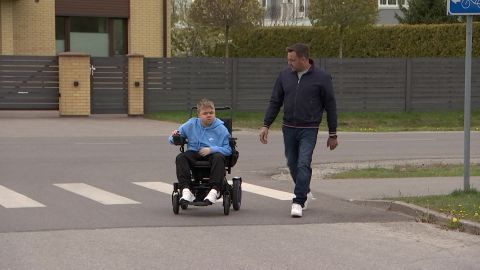 VIDEO ⟩ Vanemad ja abistajad ei anna alla! 16-aastane Ralf põeb rasket lihashaigust, mille ravi maksab miljoneid