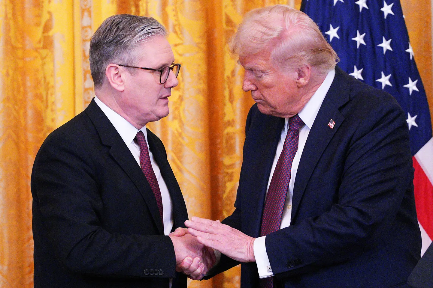 Lielbritānijas premjerministrs Kīrs Stārmers un ASV prezidents Donalds Tramps