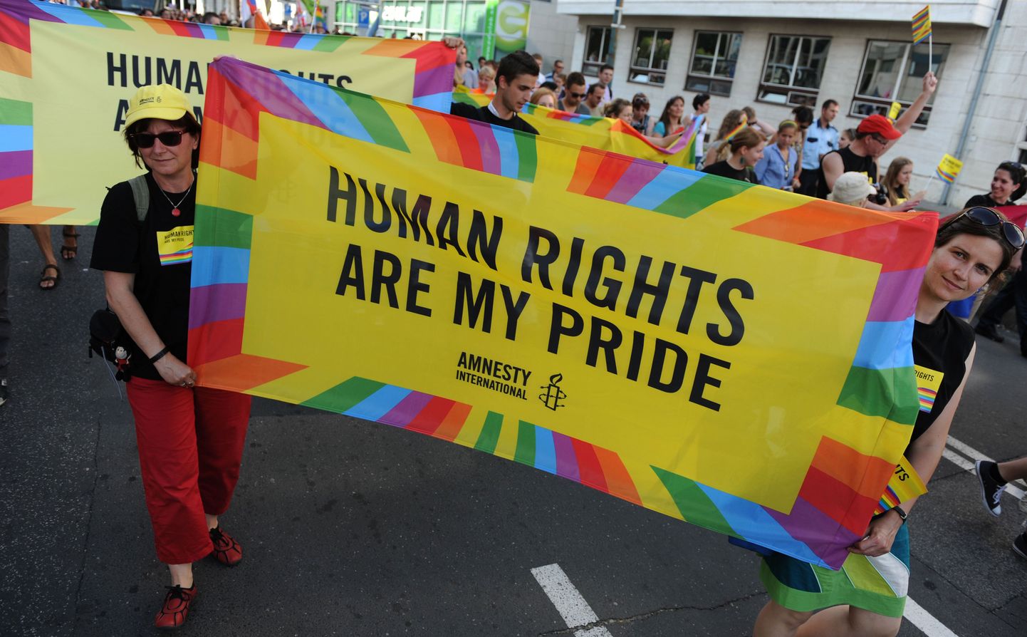 Плакать на прайде с лозунгом "Права человека - моя гордость". Иллюстративное фото.