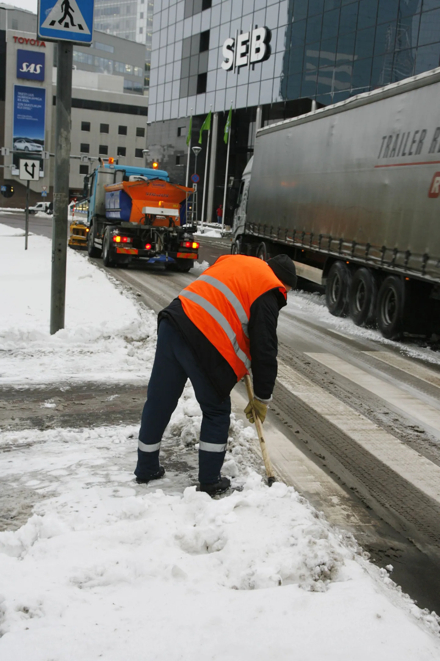 Pealinna töötud leiavad rakendust lumekoristamisel.