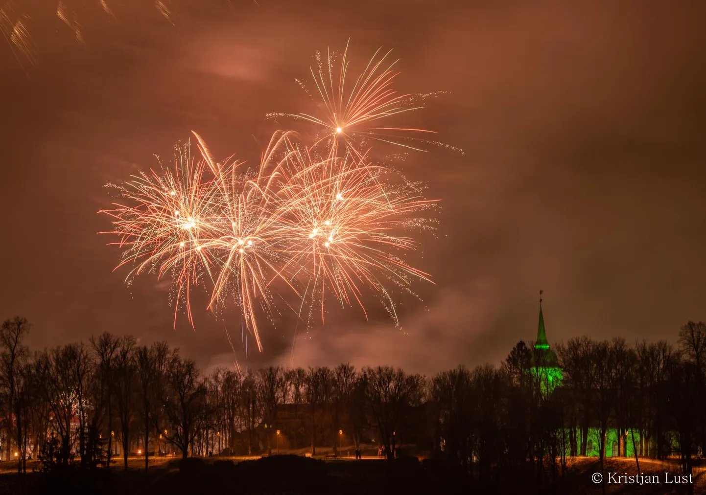 Linna ilutulestik oli näha ka teiselt poolt Viljandi järve.