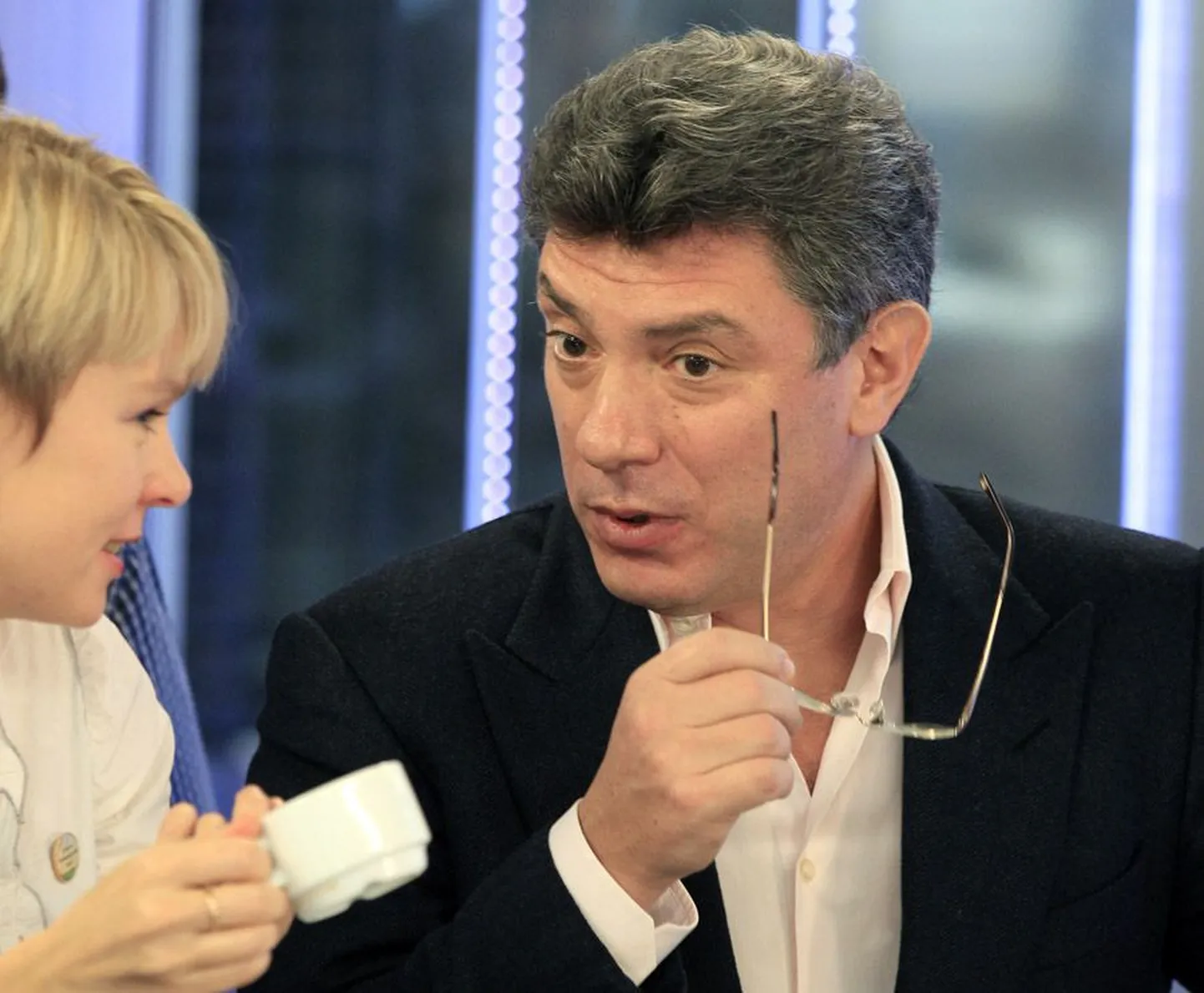 Boriss Nemtsov istus eile telestuudios kõrvuti Jevgenia Tširikovaga, keda oli eravestluses nimetanud litsiks ja idioodiks.