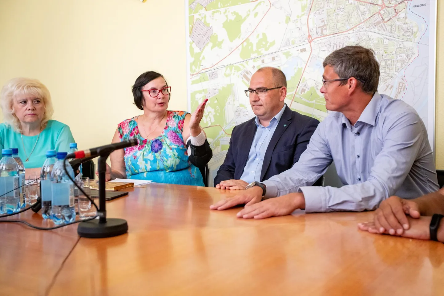 Enne tanki äraviimist tegid Narva linnavõimud erakorralise pressikonverentsi, kus praegune linnapea Katri Raik (vasakult teine) palus endisel linnapeal Aleksei Jevgrafovil (paremalt esimene) oma jutt eesti keelde tõlkida. Viimane keeldus.