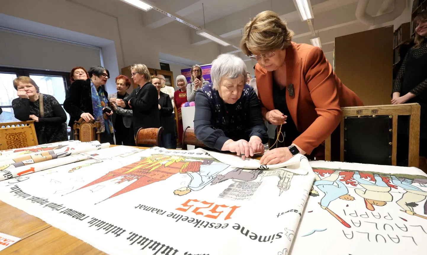 16,5 meetri pikkuse piltvaiba esimesed tikkimispisted tegid tekstiilikunstnik Anu Raud (vasakul) ja presidendiproua Sirje Karis.
