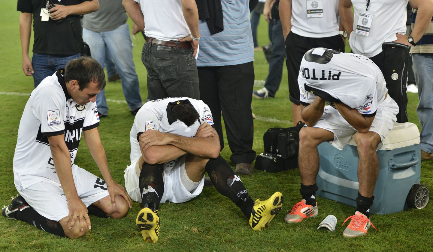 Футболисты "Олимпии" после проигранного финального матча.