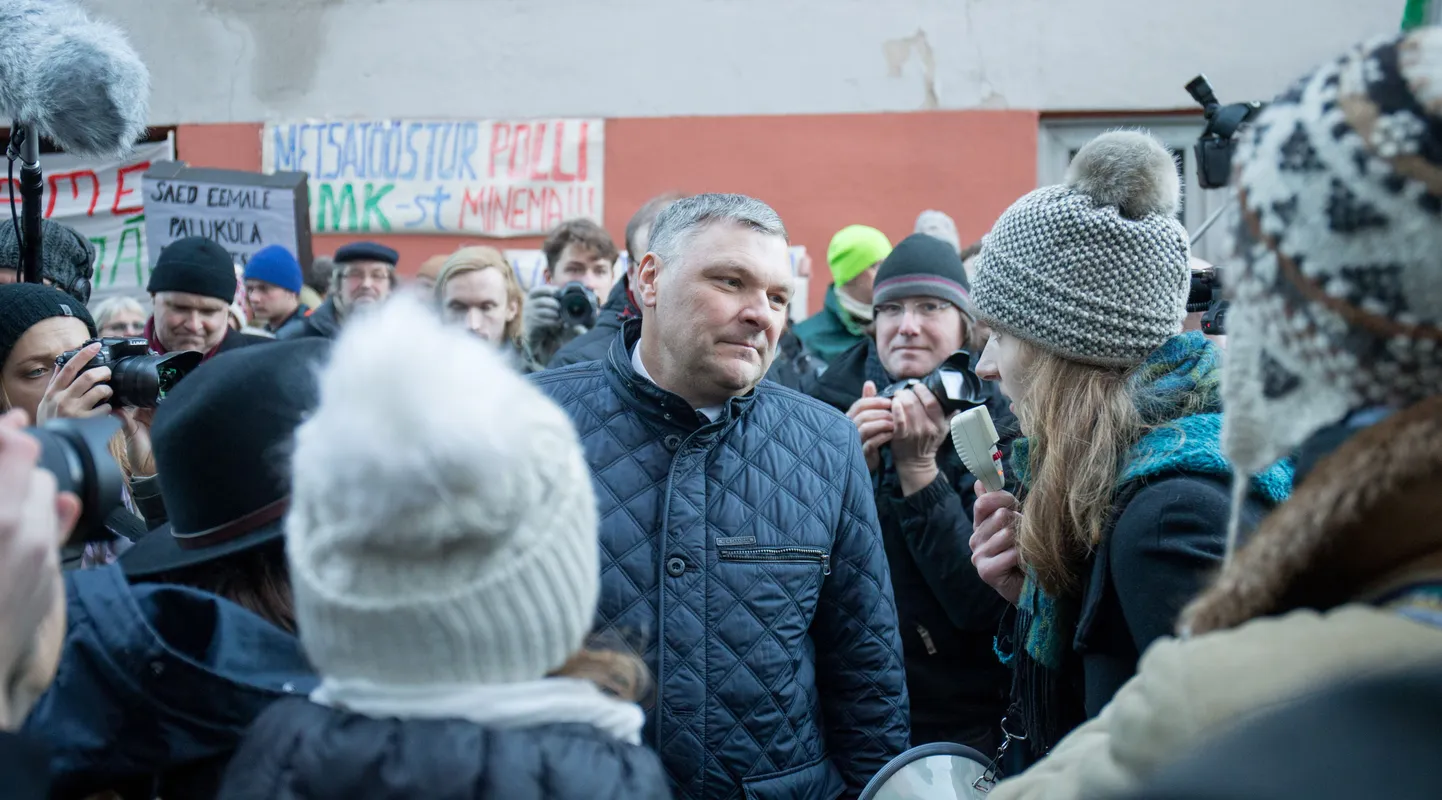 Metsakaitsjate meeleavaldus keskkonnaministeeriumi ees. Keskel keskkonnaminister Marko Pomerants.