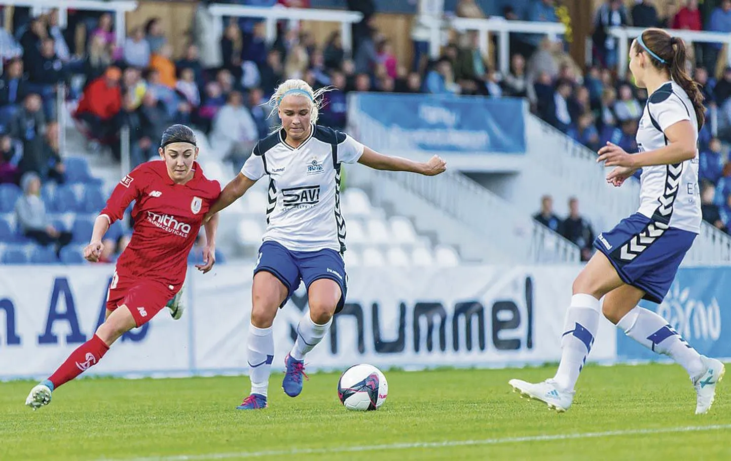 Pärnu jalgpalliklubi naised (valges) võitlesid proffidest koosneva Belgia võistkonna vastu kui võrdne võrdsega.