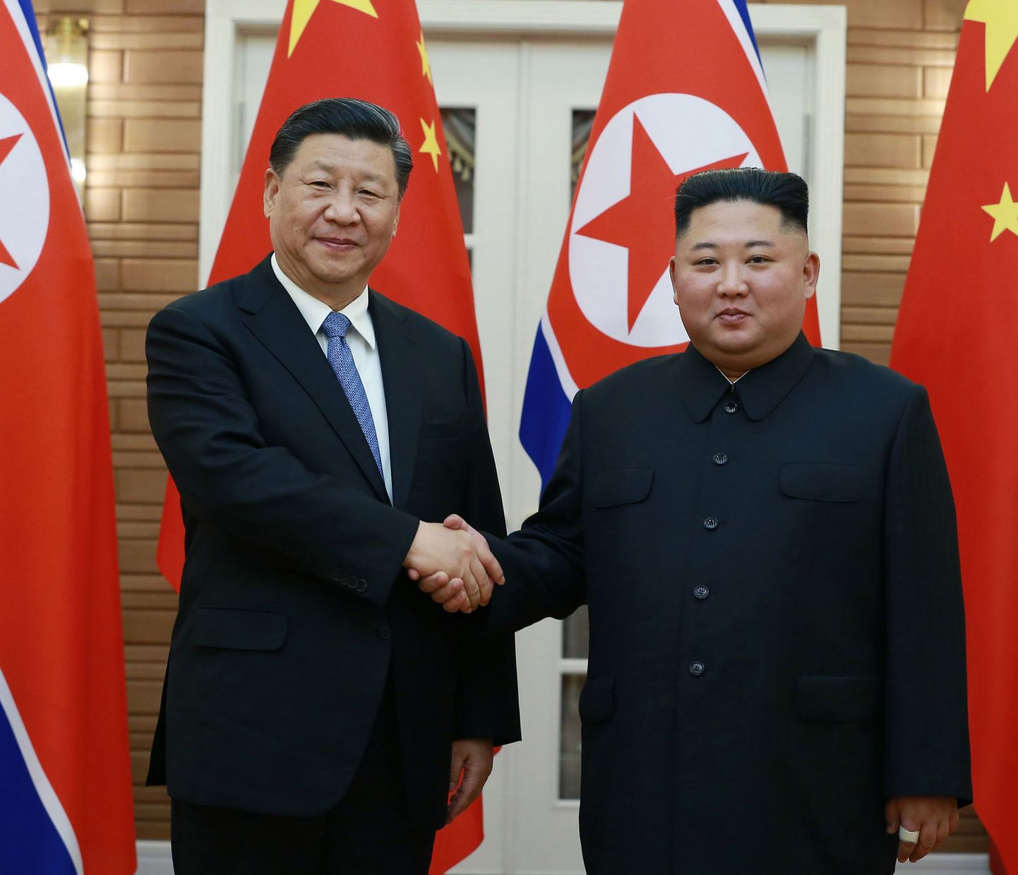 Hiina ja Põhja-Korea liidrid Xi Jinping (vasakul) ja Kim Jong-un juunis Hiina riigipea visiidi ajal Pyongyangis.
