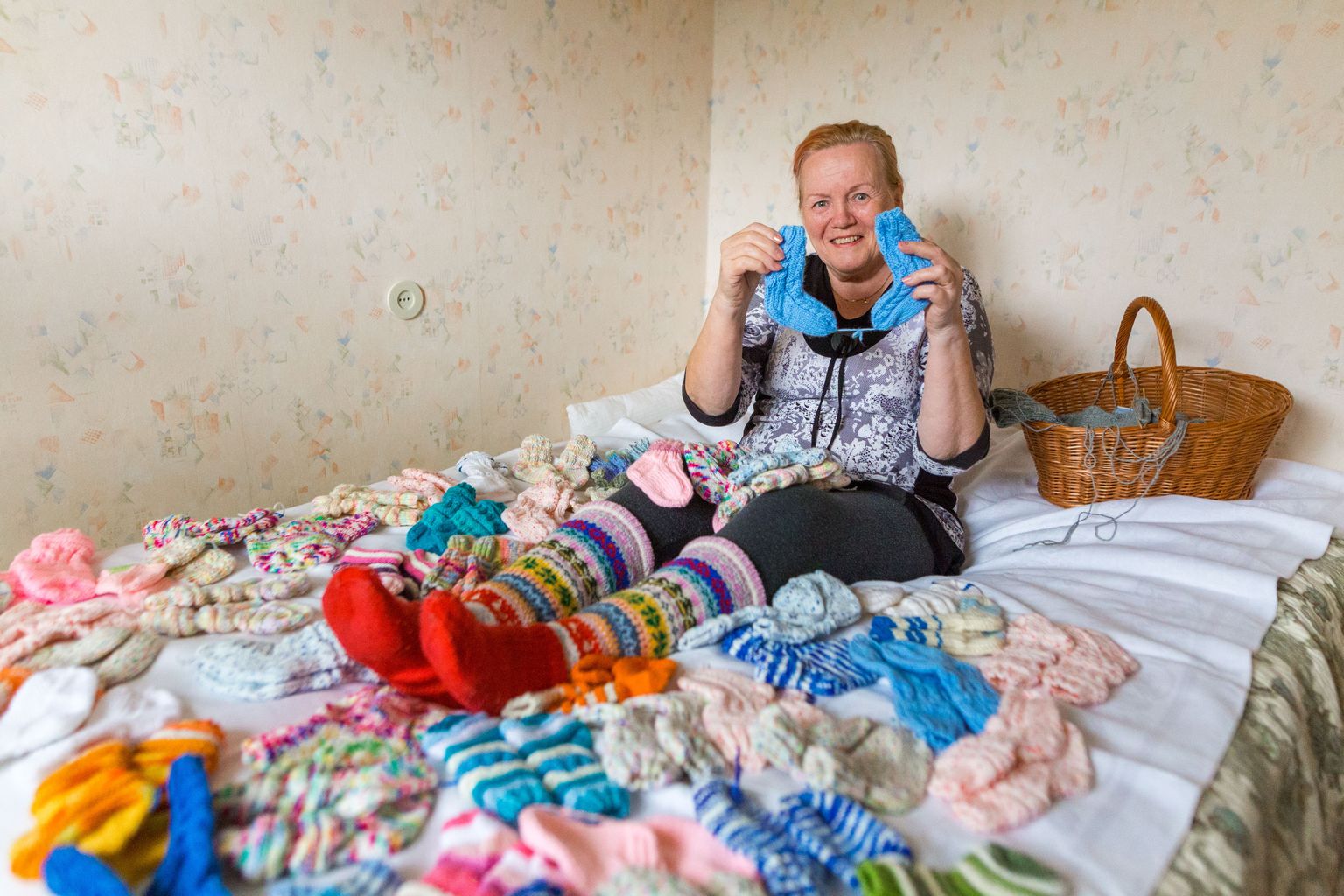 Soomlanna Raija Hyttinen-Moisio koob Eesti Vabariigi 100. aastapäevaks vastsündinutele 70 paari sokke. "Arvan, et elu jooksul olen kudunud oma 500 paari villaseid sokke," ütleb rõõmsameelne ja energiast pakatav soomlanna.