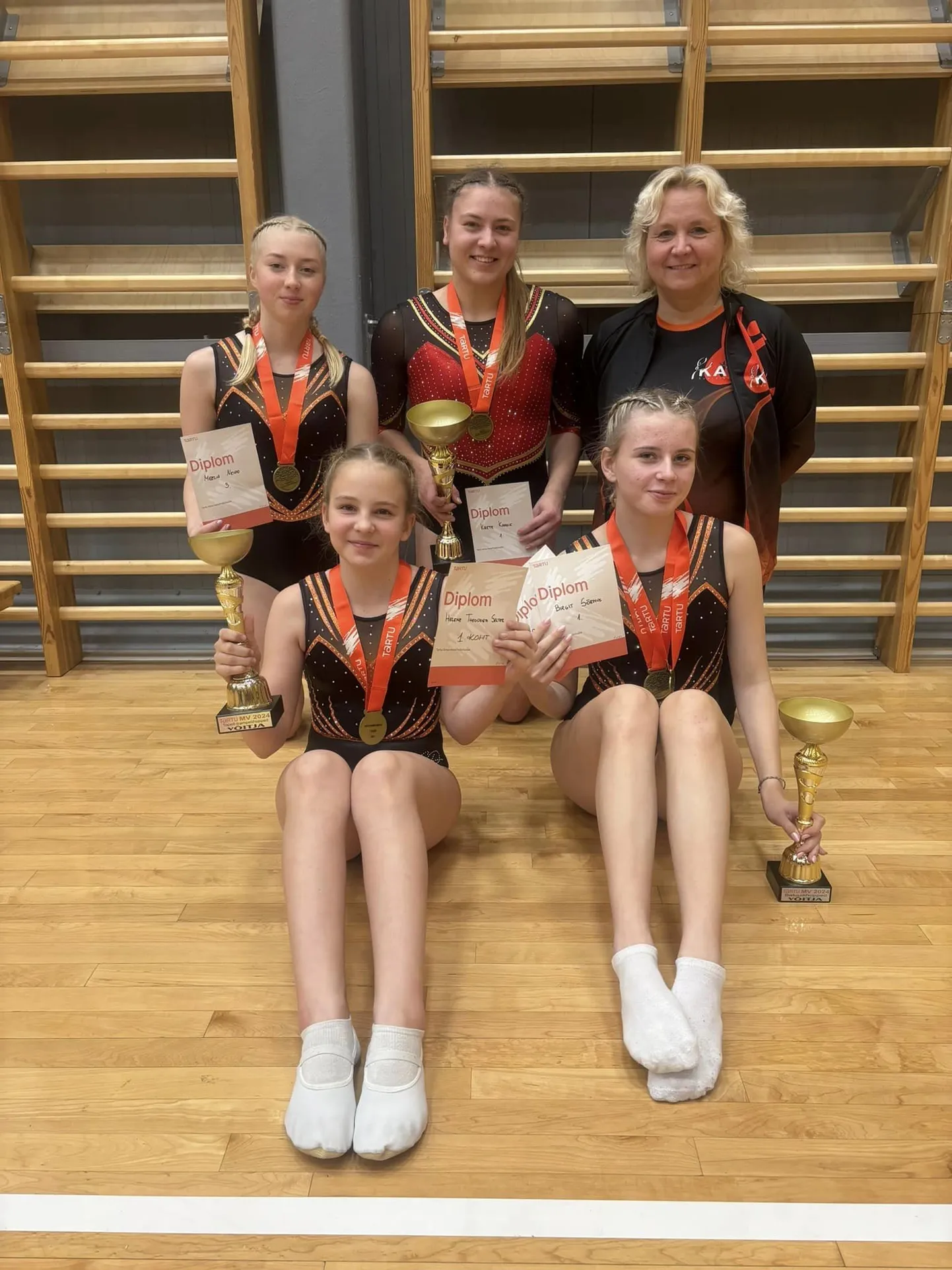 Spordiklubi Kati edukad batuudihüppajad (tagant vasakult) Meelia Neido, Krete Kaasik, treener Katrin Kaasik, (ees vasakult) Theodora Helene Selter ja Birgit Sõrmus.