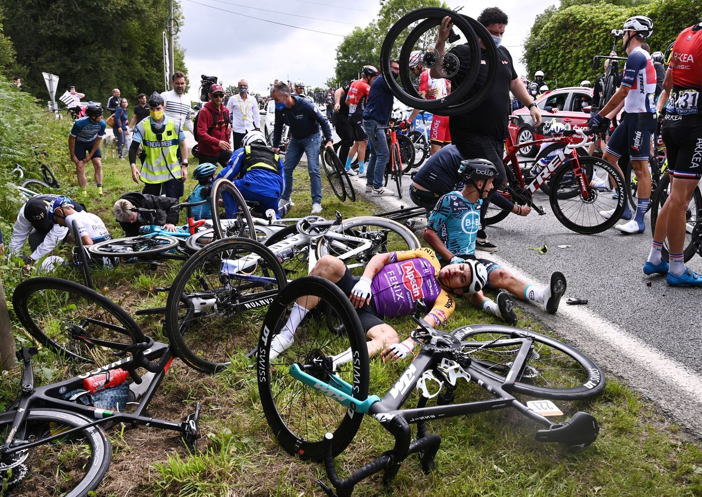 Iespaidīgā peletona avārija "Tour de France" posmā.