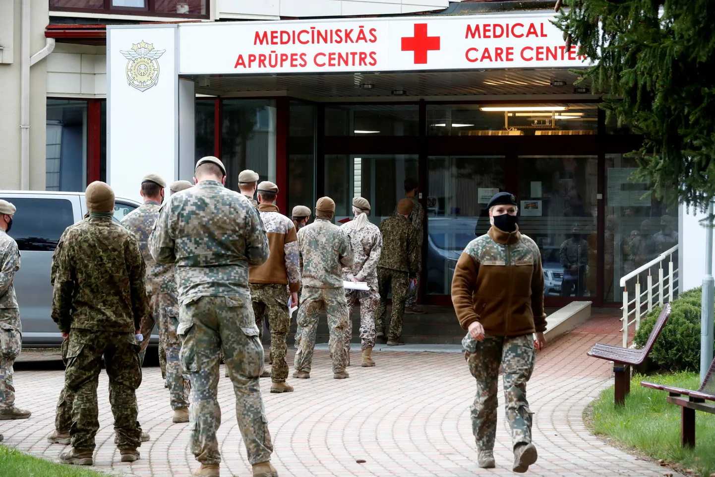 Läti kaitseväelased ootamas Adažis koroonaviiruse vastu vaktsineerimist. Foto on illustratiivne.