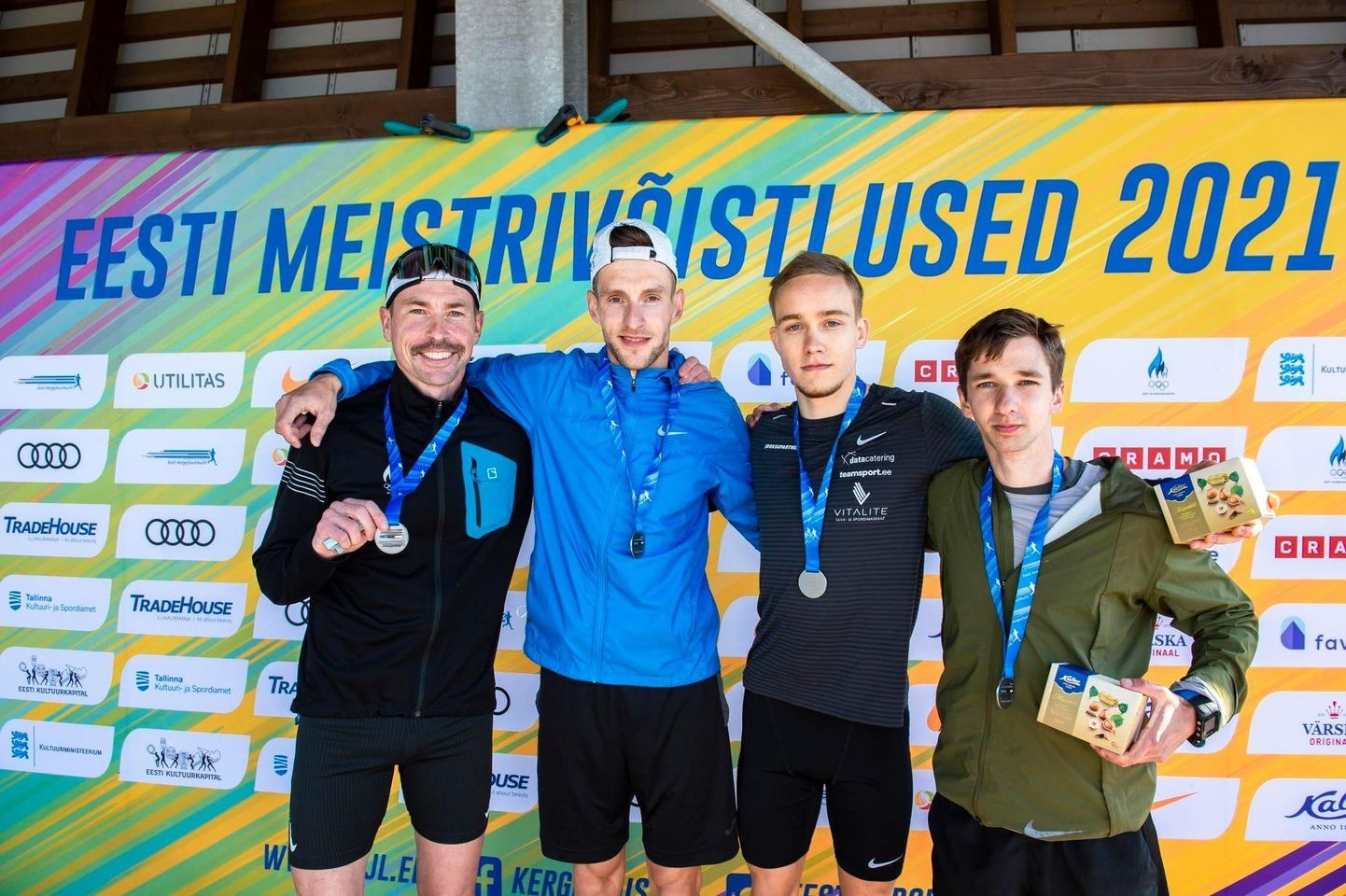 Spordiklubi Jooksupartner võistkond (vasakult) Indrek Tobreluts, Keio Kits, Kevin Ervald ja Aaron Kais teenis meeste 4 x 1500 meetri teatejooksus hõbemedali.