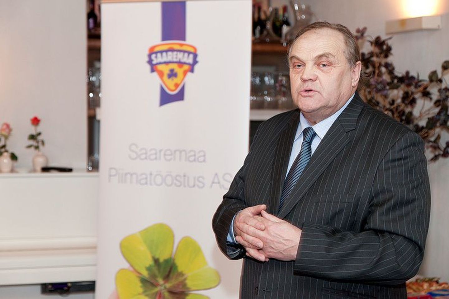 Kolm Saaremaa juustu sai õiguse kanda pääsukesemärki. Pildil Saaremaa Piimatööstuse juhatuse esimees Andi Saagpakk.