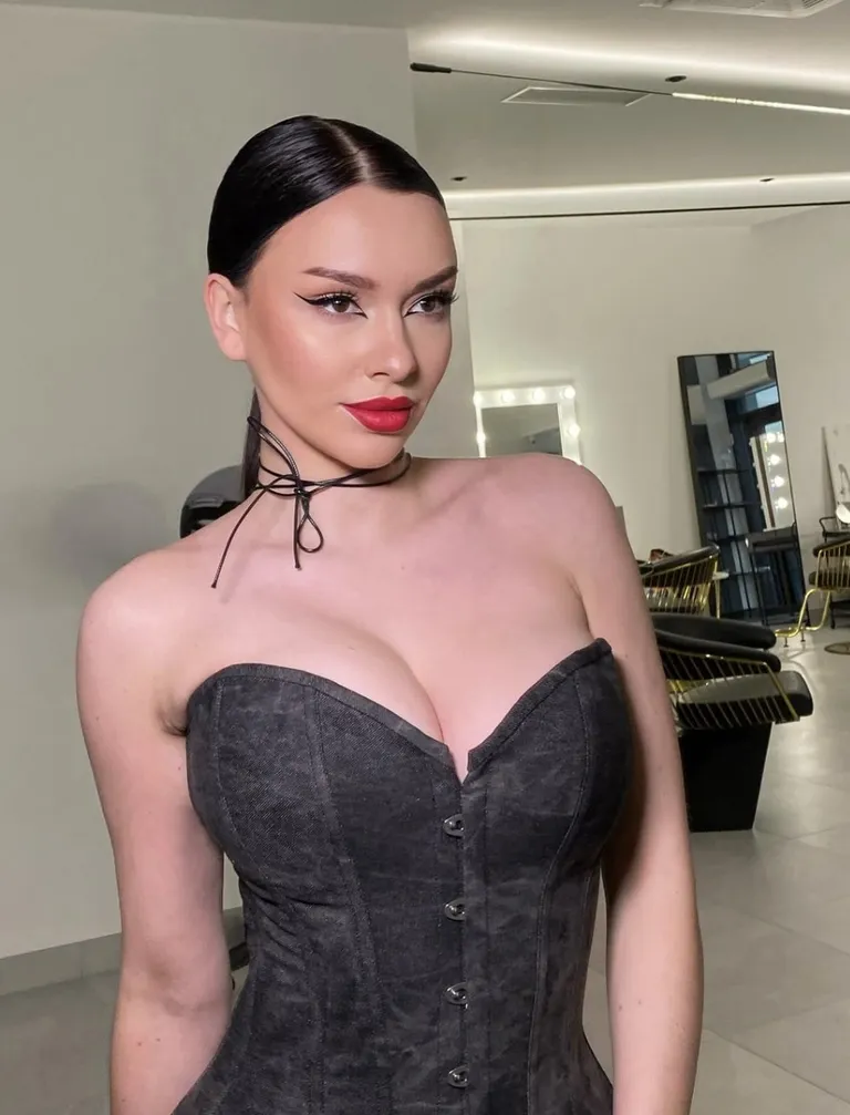 Певица IVI.