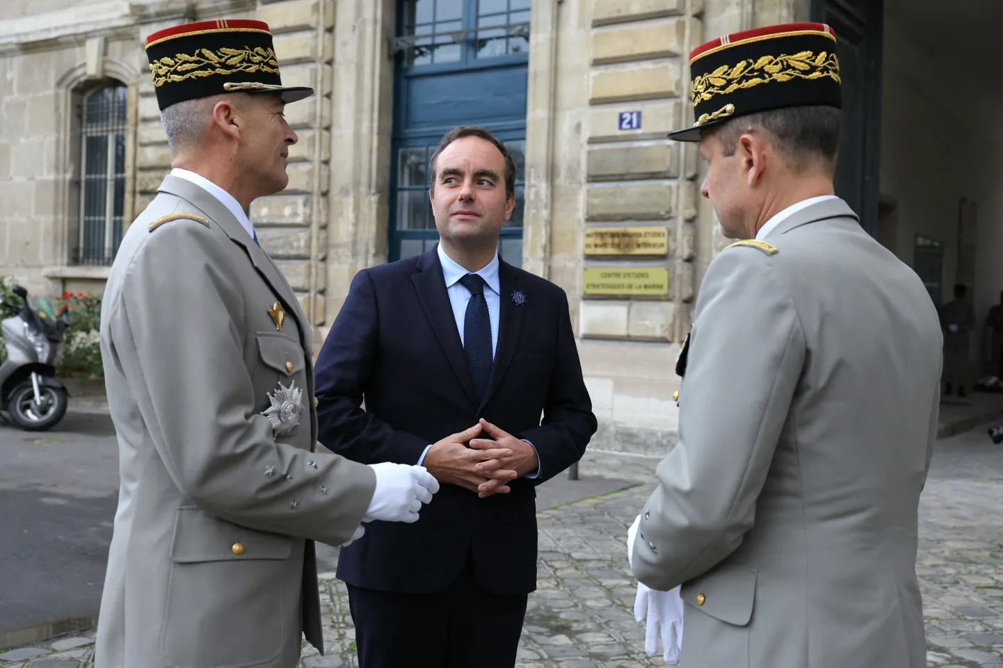 Prantsuse kaitseminister Sébastien Lecornu (keskel).