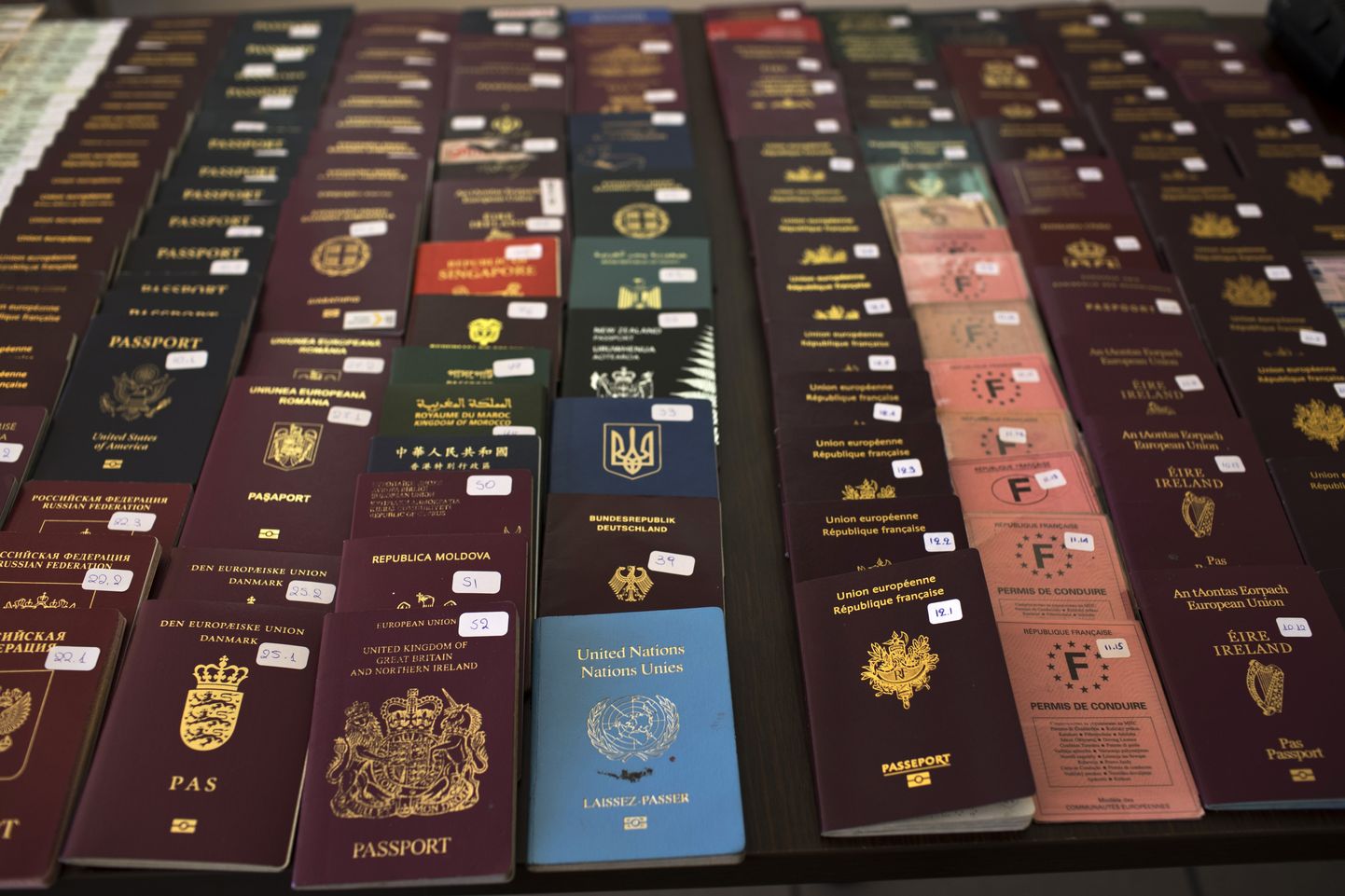 Politsei ütles laupäeval, et lisaks Kreeka passidele leidsid nad ka Rootsi passe ning Kreeka ja Bulgaaria ID-kaarte.