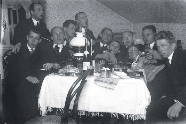 Üliõpilasselts Raimla pidu 1929. aastal. Paremalt: Karl Orviku, Harald Haberman, Juhan Aul, Edgar Kant; vasakul istub Hans Kauri.