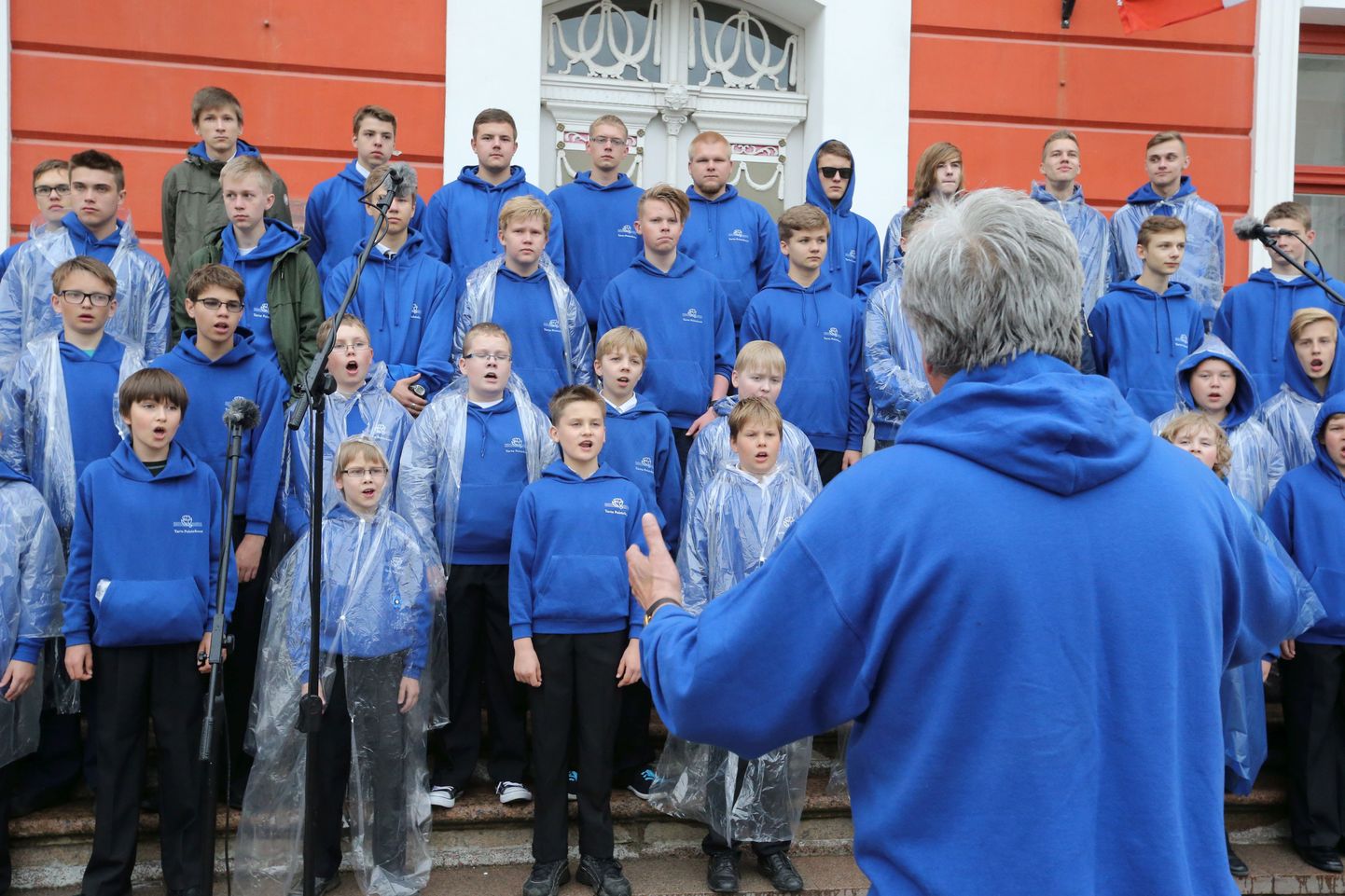 Festivali pidulikul avamisel Tartu raeplatsil laulis Tartu poistekoor, dirigeerisid Undel Kokk (pildil) ja Annelii Traks.