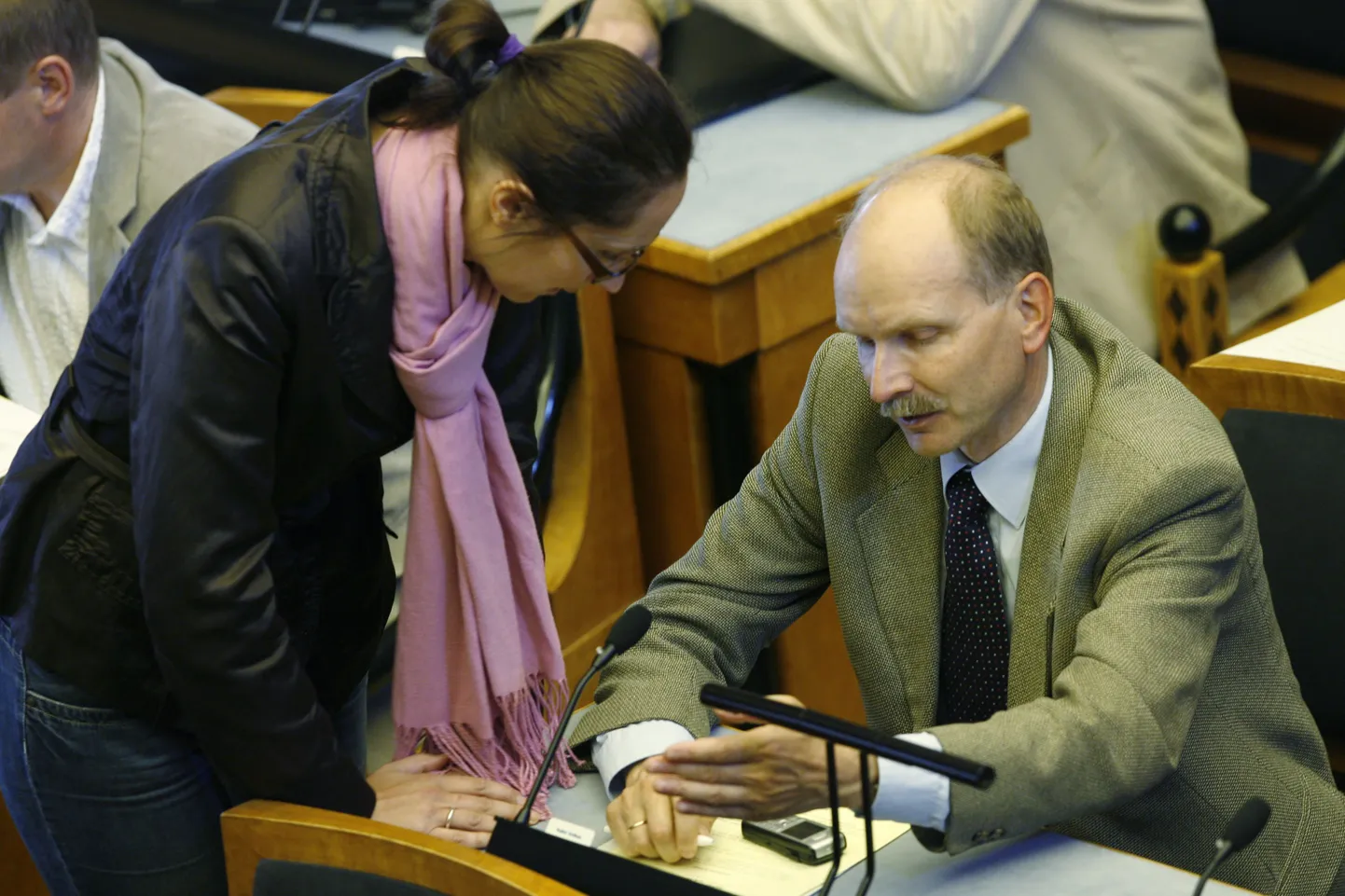 Üks arupärimise esitajaid Kalev Kotkas riigikogu saalis.
