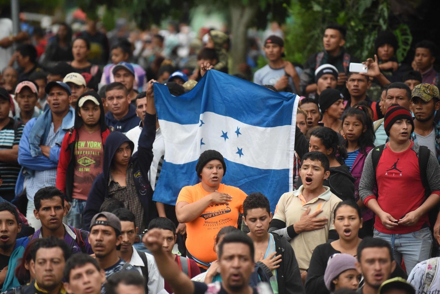 Hondurase migrandid kodumaa lipuga Guatemalas Ciudad Tecún Umánis. Nende lõppsihiks on Ameerika Ühendriigid.